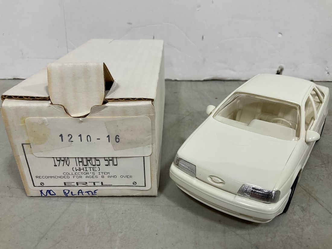 ERTL 1990 Taurus Sho Dealer Promo Car - White: ERTL 1990 Taurus Sho Dealer Promo Car - White