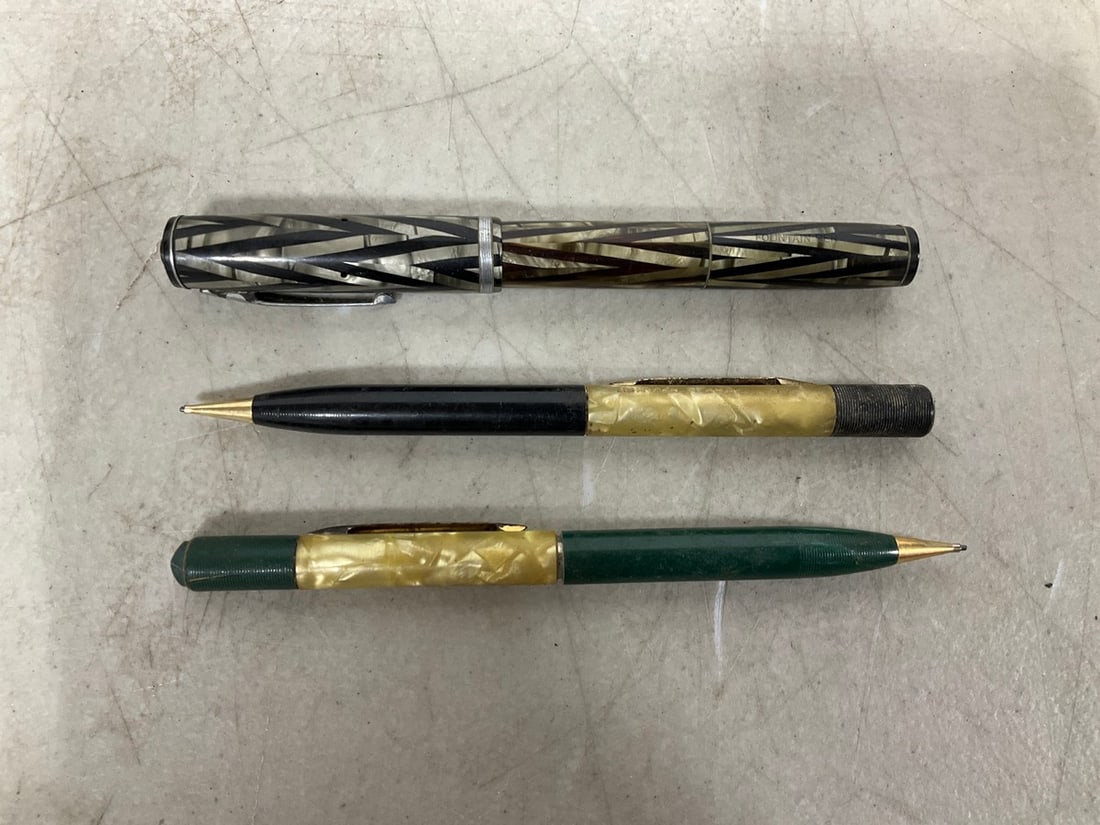 Vintage lead pencils and fountain pen: Vintage lead pencils and fountain pen