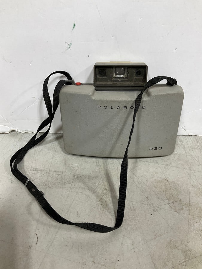 Vintage Polaroid 220 camera: Vintage Polaroid 220 camera