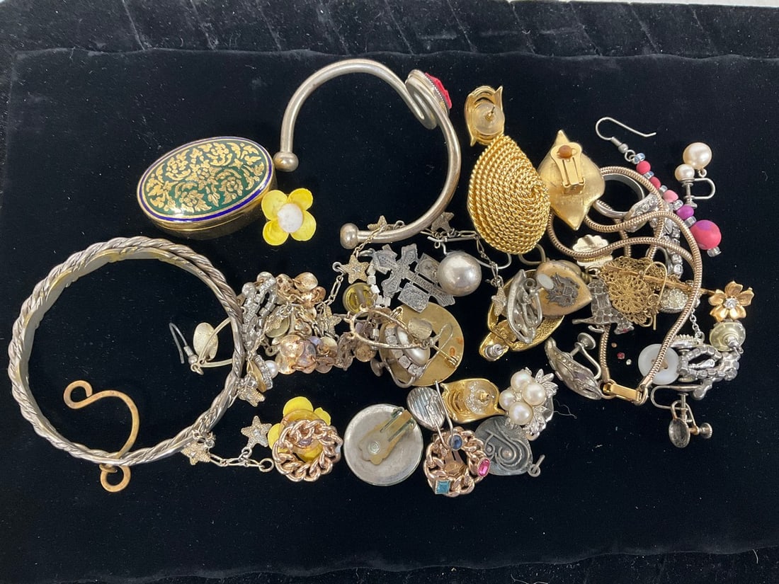 Various Costume Jewelry: Various Costume Jewelry
