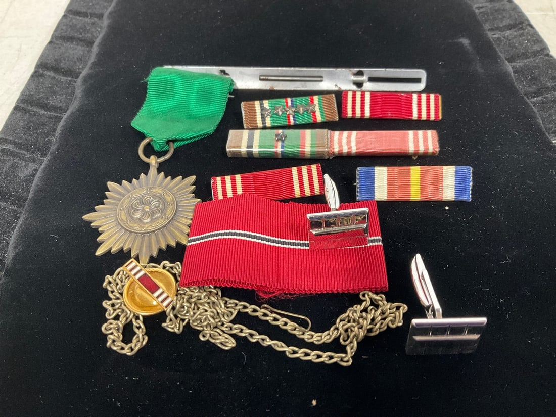 Military Badges (1 of 1)