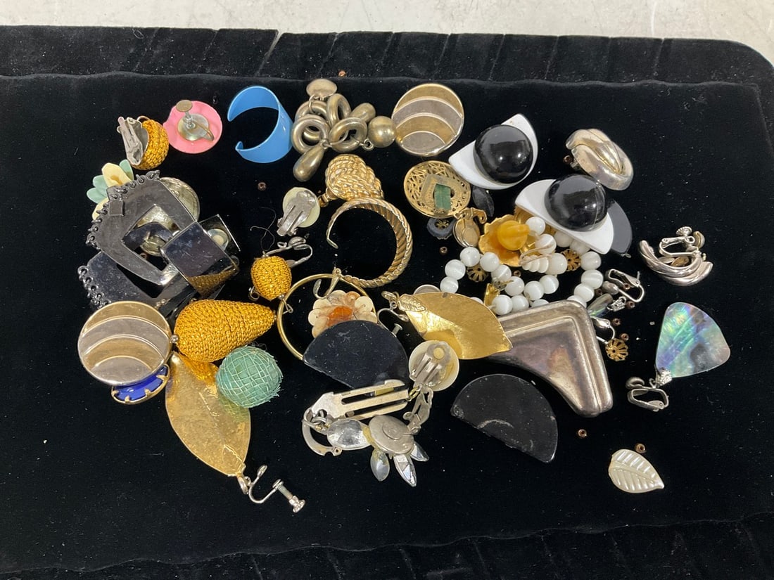 Various Costume Jewelry: Various Costume Jewelry