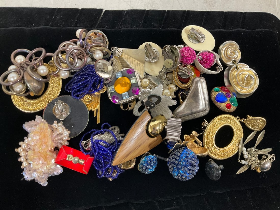 Various Costume Jewelry: Various Costume Jewelry