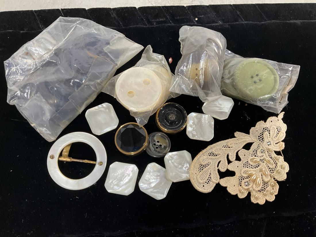 Bakealite Buttons: Bakealite Buttons