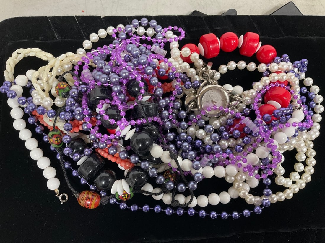 Various Costume Jewelry: Various Costume Jewelry