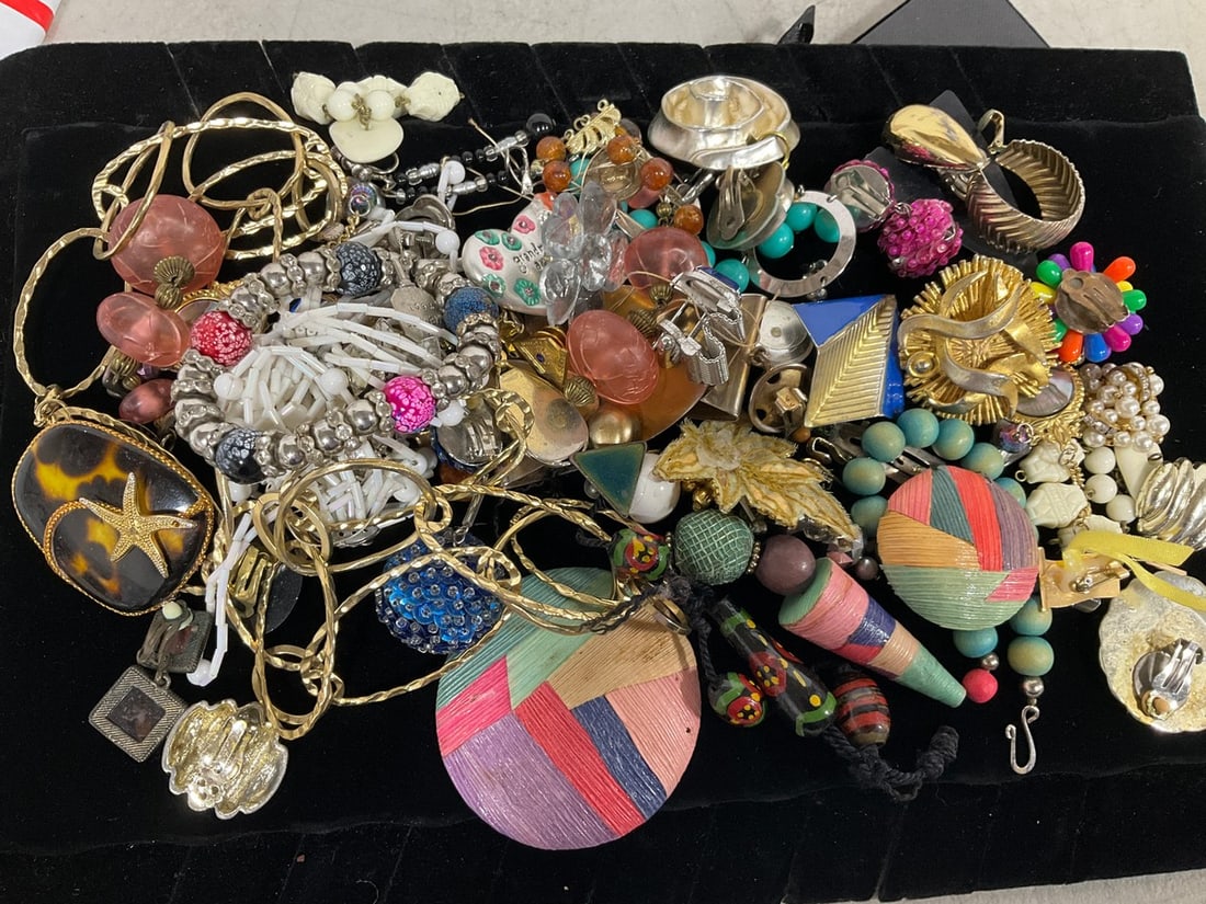 Various Costume Jewelry: Various Costume Jewelry