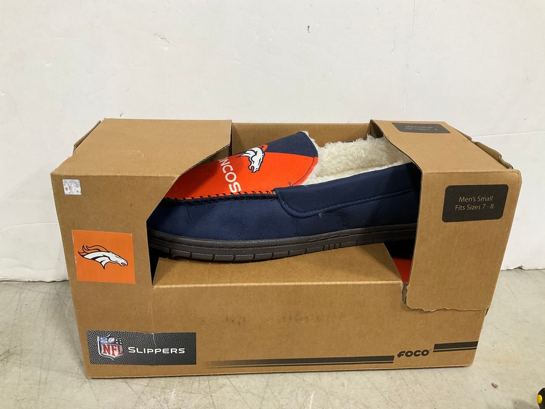 NFL Falcons Slippers (Mens 7-8): NFL Falcons Slippers (Mens 7-8)