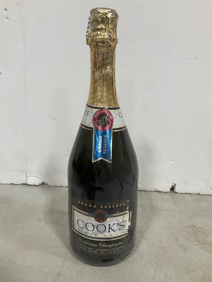 Cooks Grand Reserve California Champagne - 750 ml (11.5%) *SEALED*: Cooks Grand Reserve California Champagne - 750 ml (11.5%) *SEALED*