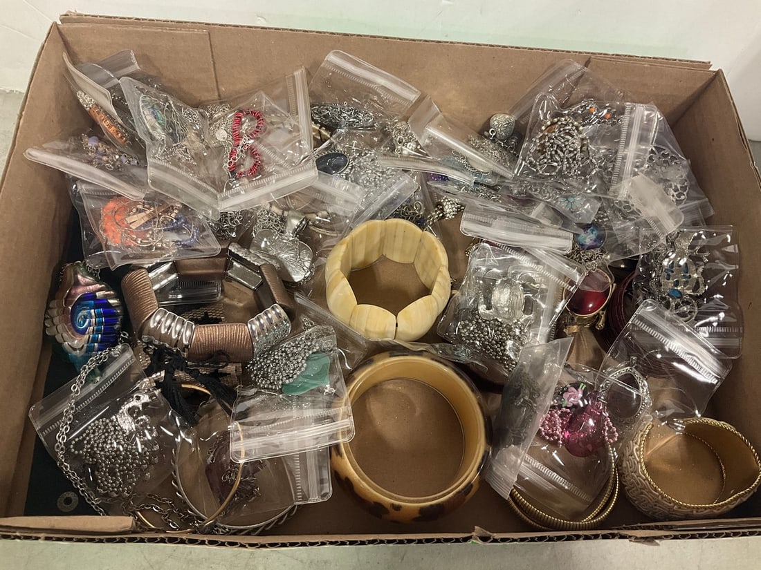 Various Costume Jewelry: Various Costume Jewelry