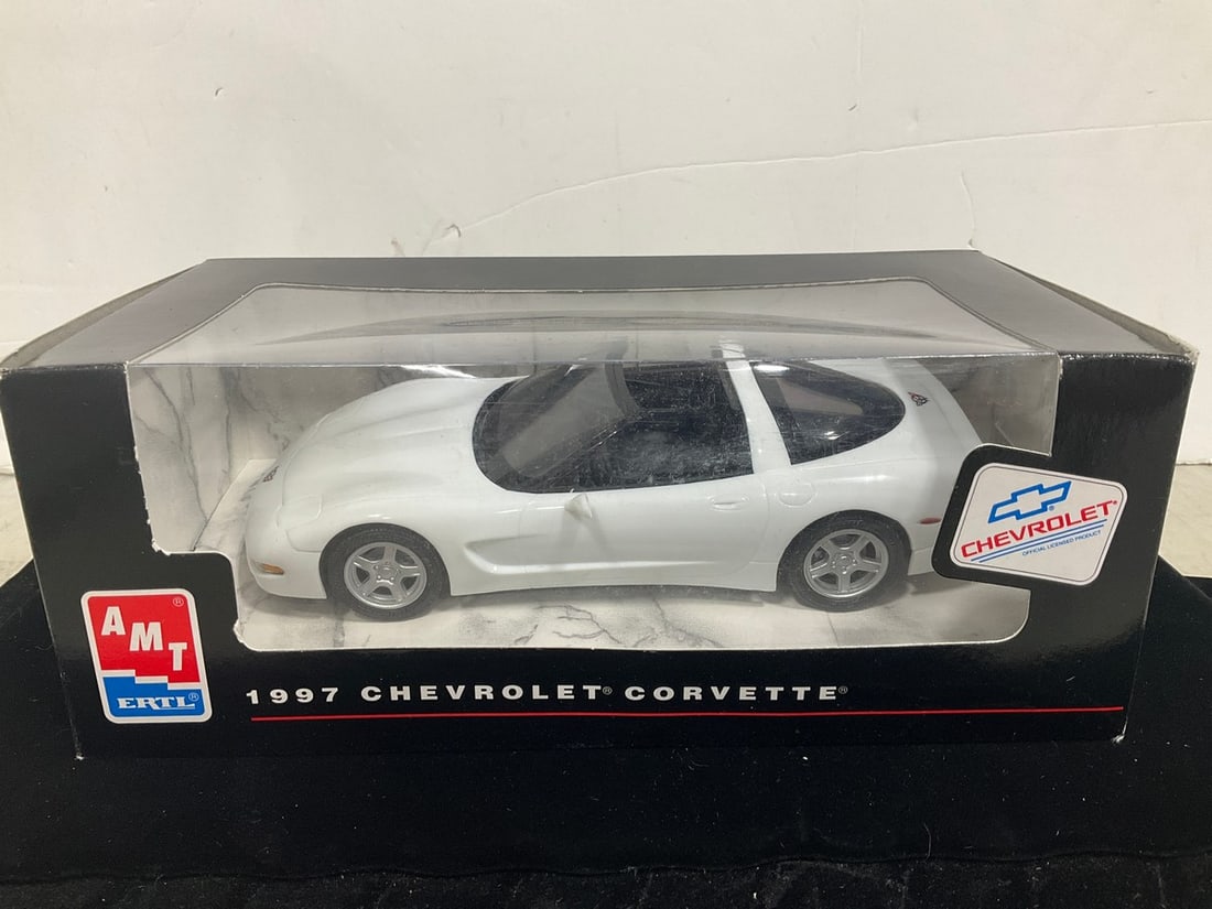 ERTL 1997 Chevrolet Corvette Diecast Model *new in box*: ERTL 1997 Chevrolet Corvette Diecast Model *new in box*