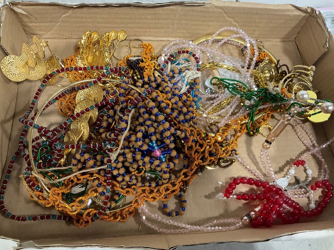 Various Costume Jewelry: Various Costume Jewelry