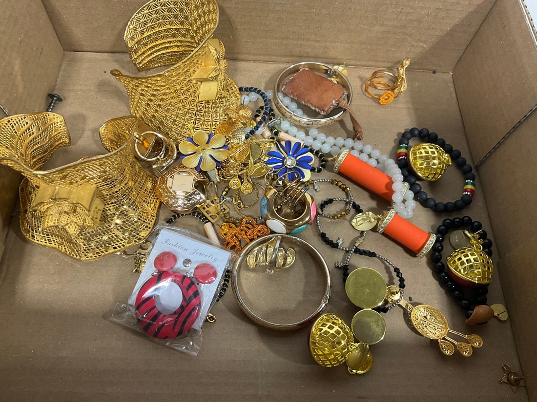 Various Costume Jewelry: Various Costume Jewelry