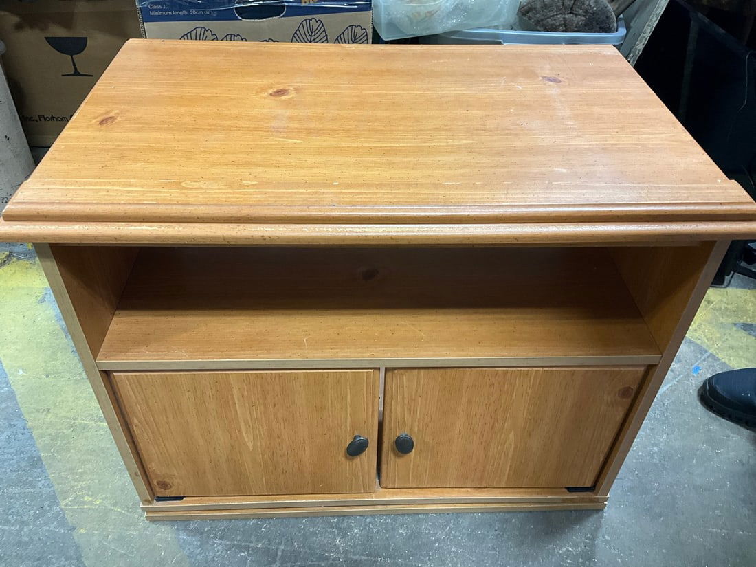 TV Stand (23inx30.5inx19.5in): TV Stand (23inx30.5inx19.5in)