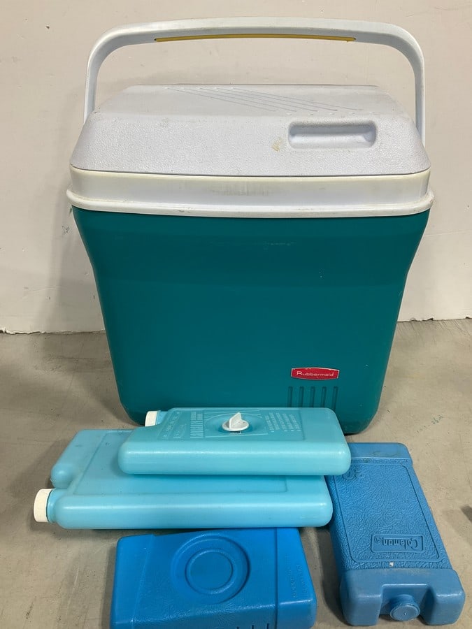 Rubbermaid Cooler with ice packs: Rubbermaid Cooler with ice packs