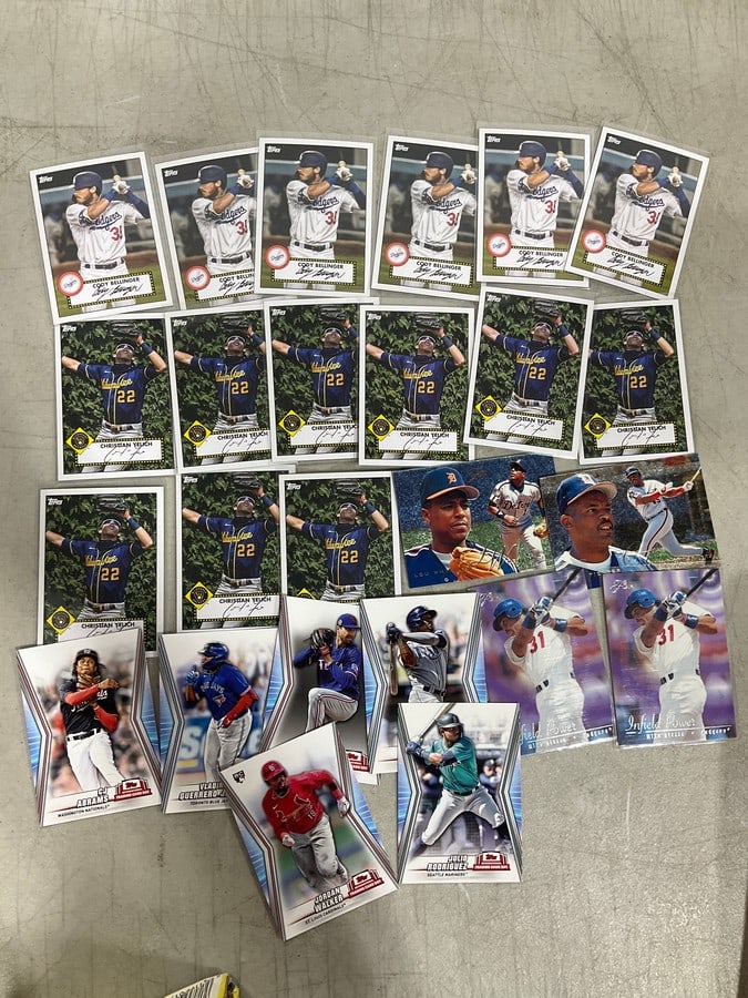 Various collectible baseball cards: Various collectible baseball cards
