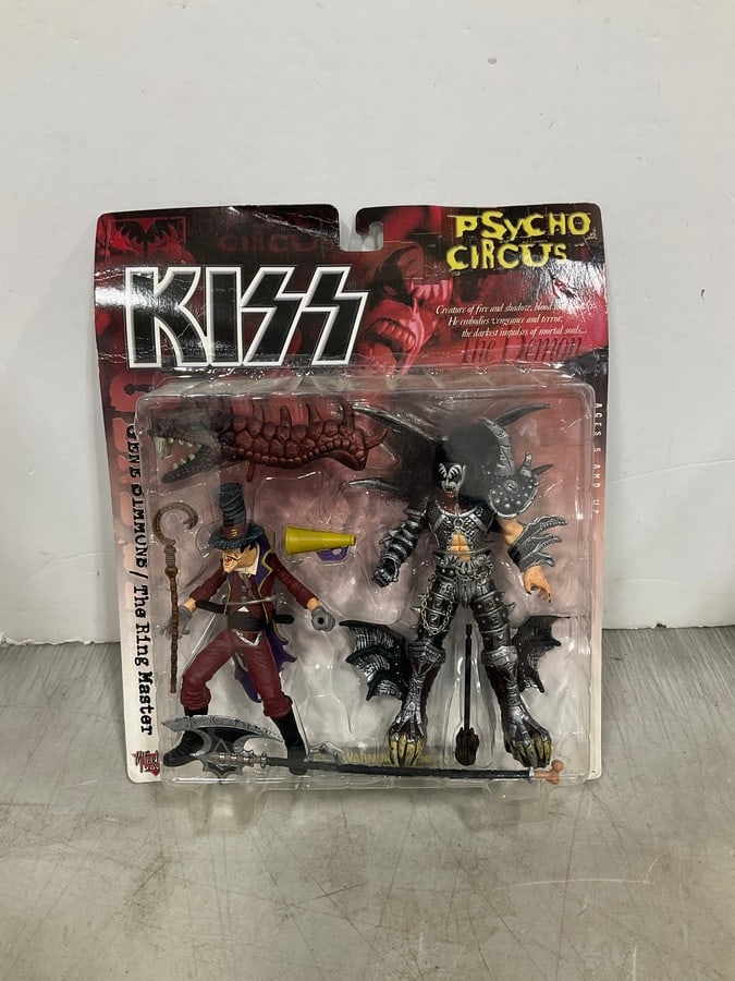 KISS Gene Simmons/The Ring Master collectible figures*new in package*: KISS Gene Simmons/The Ring Master collectible figures*new in package*