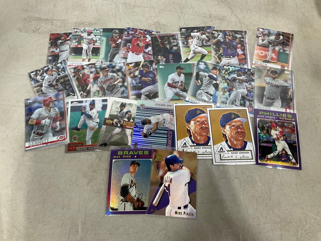 Various collectible baseball cards: Various collectible baseball cards