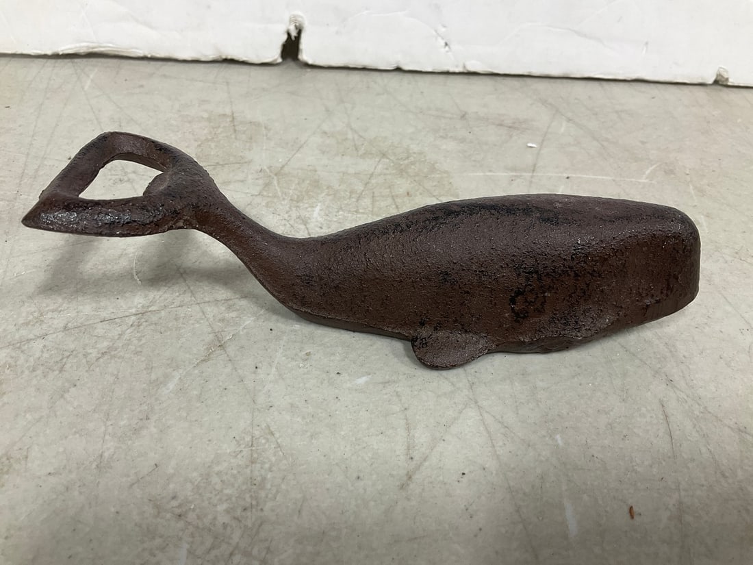 Cast Iron Whale Bottle Opener: Cast Iron Whale Bottle Opener