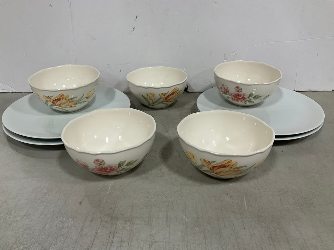 Wedgwood Ceramic Bowls, and Calvin Klein Plates (11in Long): Wedgwood Ceramic Bowls, and Calvin Klein Plates (11in Long)