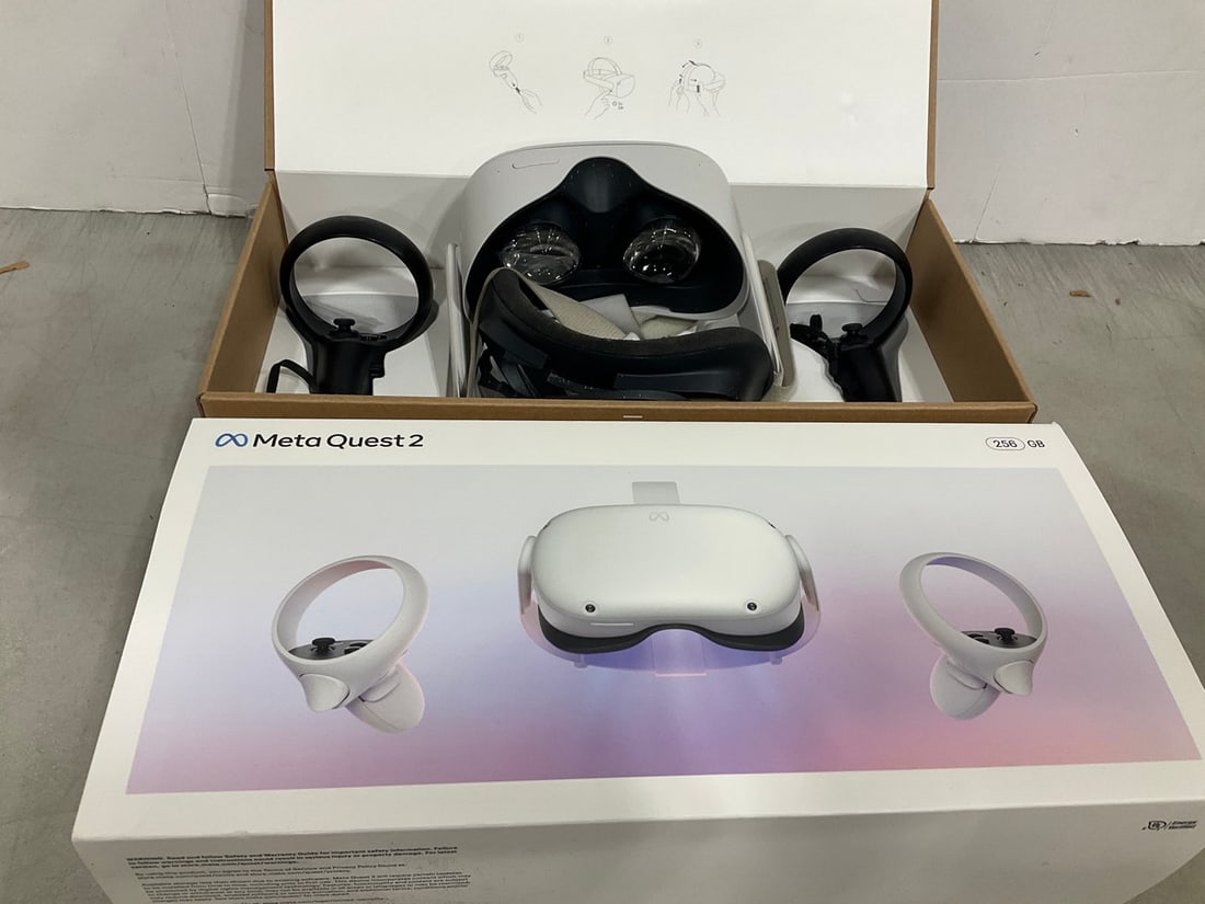 Meta Quest 2 Headset and Controllers *used* (1 of 1)