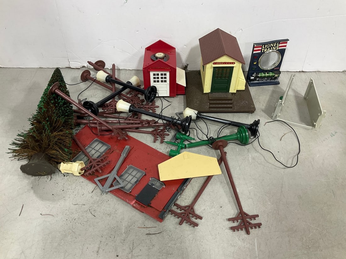 Vintage building pieces/train accessories: Vintage building pieces/train accessories