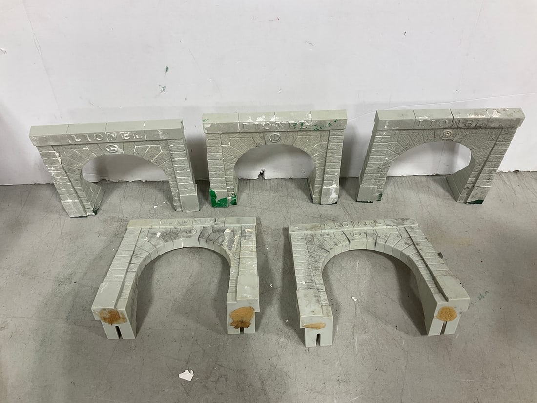 Vintage Lionel O gauge train tunnel portals: Vintage Lionel O gauge train tunnel portals