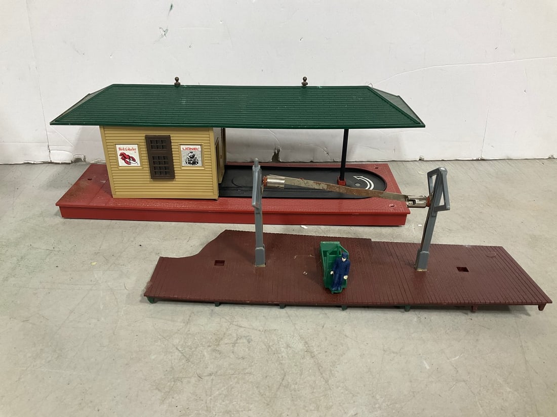Vintage Lionel operating freight station: Vintage Lionel operating freight station