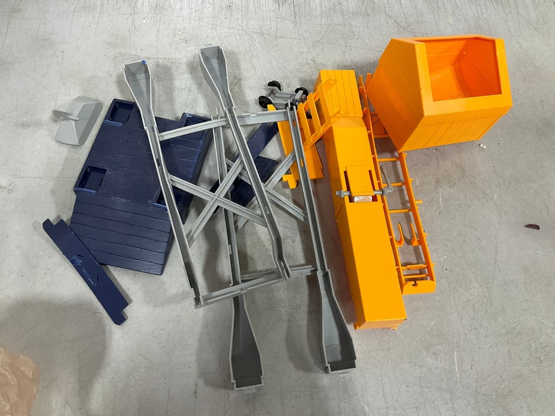 Vintage Lionel loading tower: Vintage Lionel loading tower