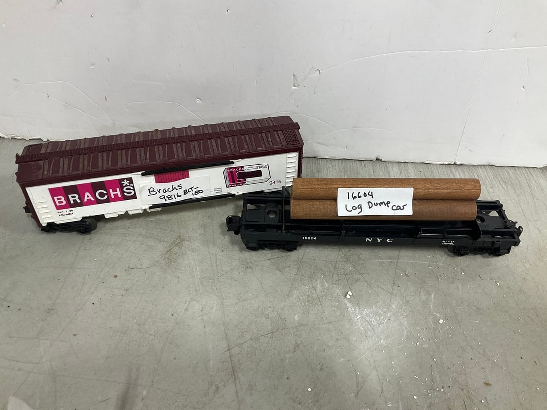 Vintage O gauge train car and log dump car: Vintage O gauge train car and log dump car