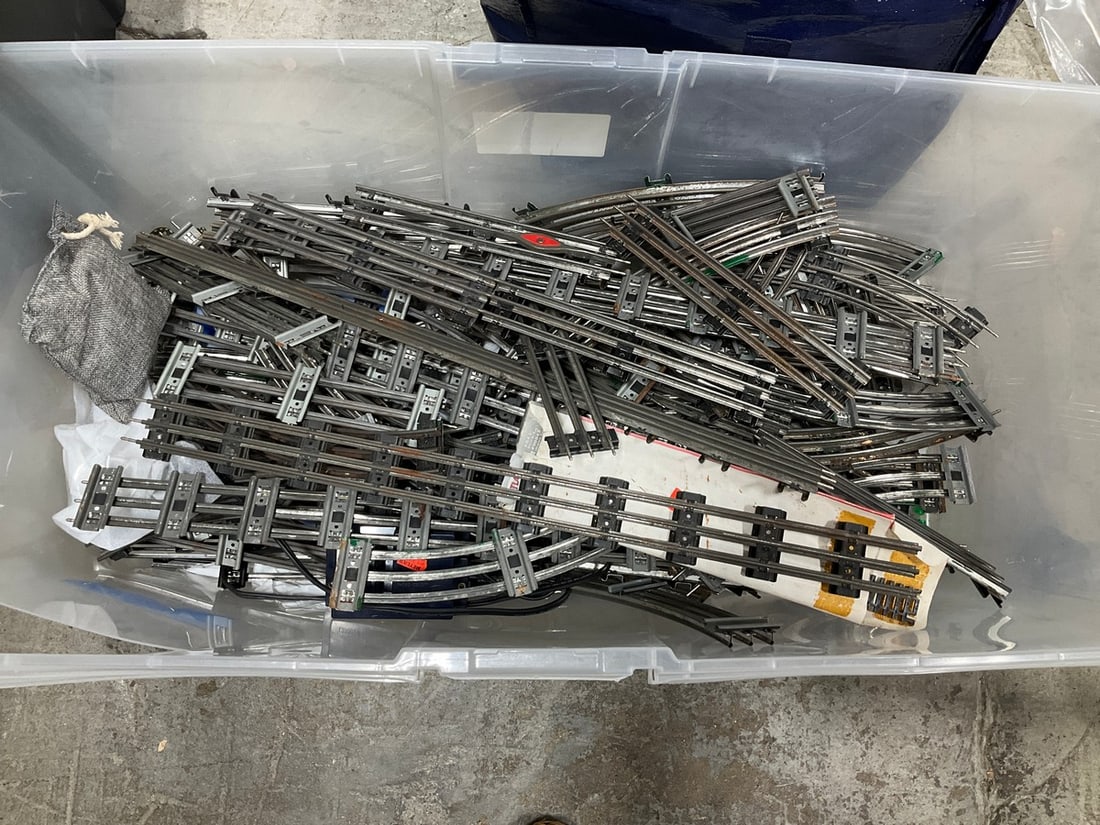 Large lot of vintage Lionel tracks: Large lot of vintage Lionel tracks