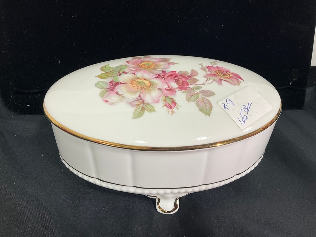 Gerold Porzellan lidded trinket box(4in.x7.5in.x5.5in.): Gerold Porzellan lidded trinket box(4in.x7.5in.x5.5in.)