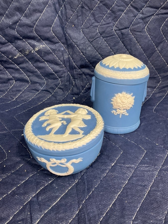 Jasperware blue jars and lids(tallest 3.5in.): Jasperware blue jars and lids(tallest 3.5in.)