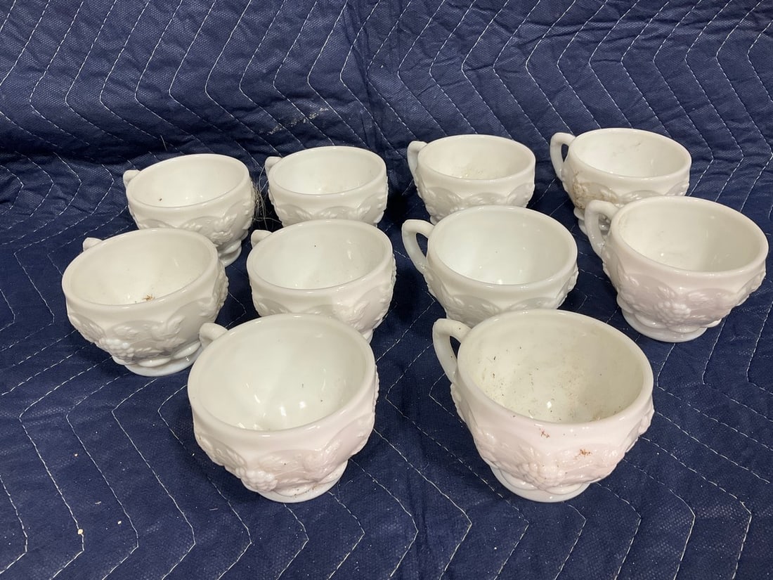 Vintage milk glass cups(2.5in.tall): Vintage milk glass cups(2.5in.tall)