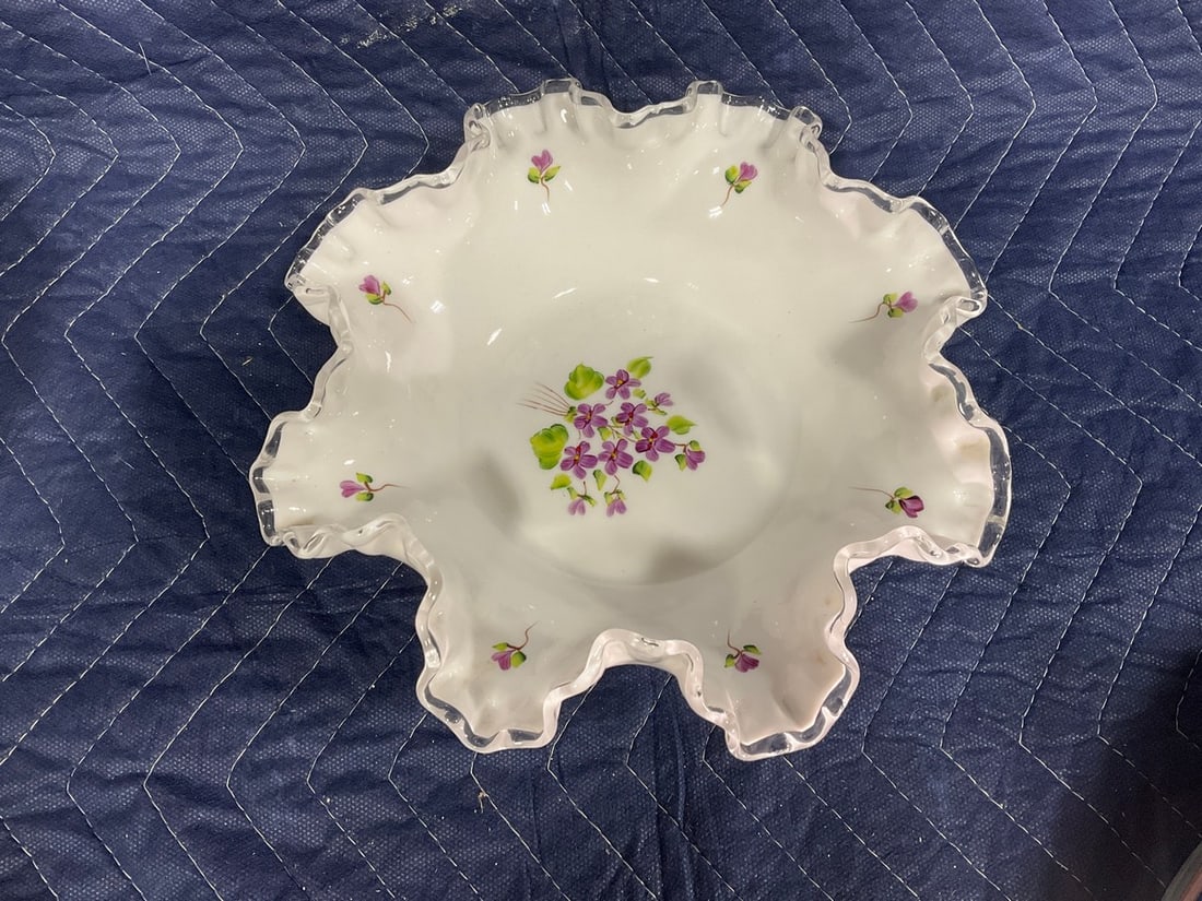 Fenton silver crest milk glass bowl(3in.tall,9.5in.across): Fenton silver crest milk glass bowl(3in.tall,9.5in.across)