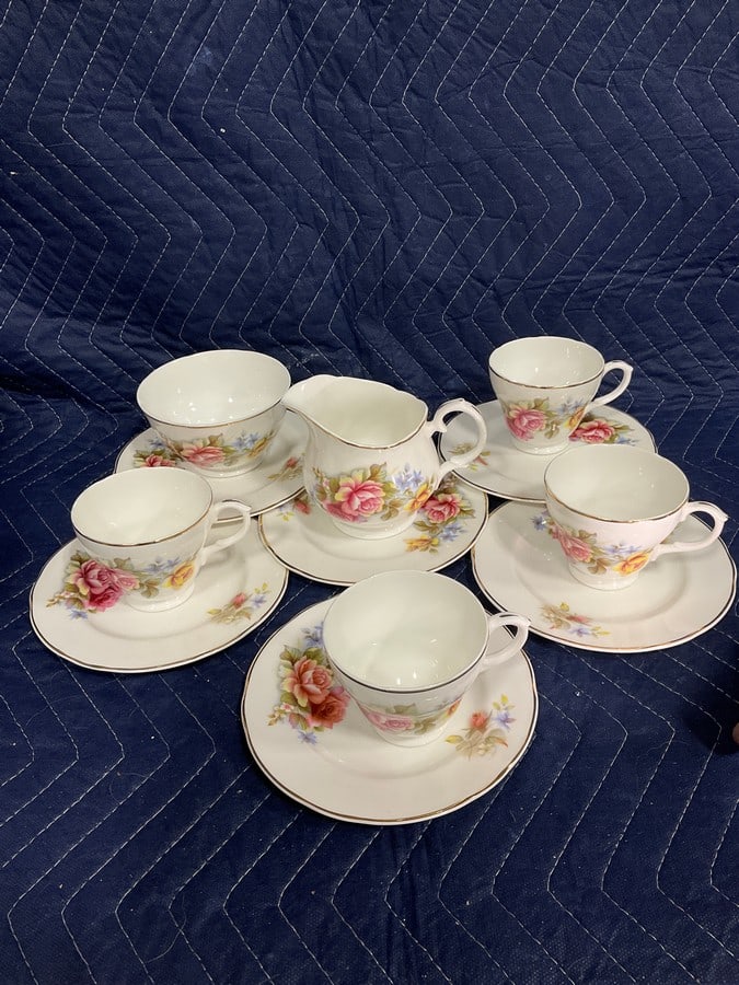 Bone china tea set(tallest 4in.): Bone china tea set(tallest 4in.)