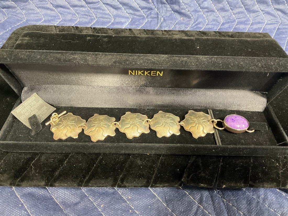 Vintage Sterling Silver Amethyst Bracelet (25 grams): Vintage Sterling Silver Amethyst Bracelet (25 grams)