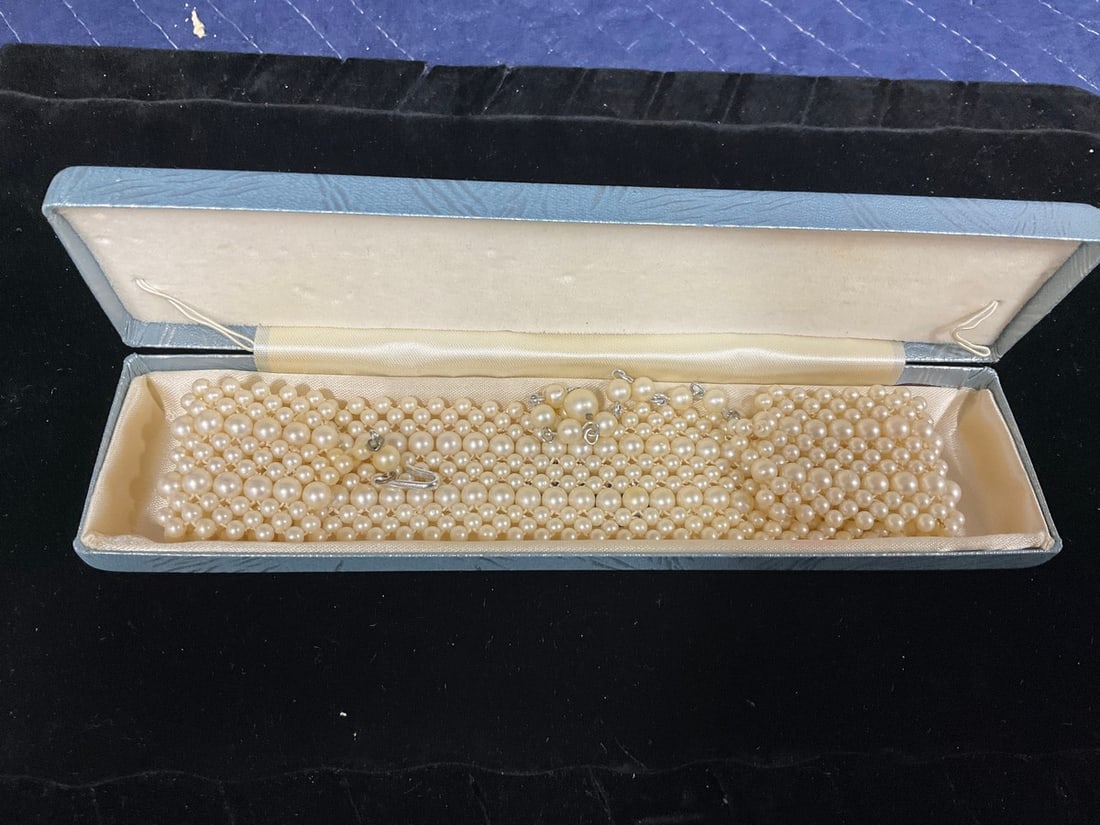 Vintage 1950s Marcus Jewelers Faux Pearl Bracelet (1.5inx10in) *in org. box*: Vintage 1950s Marcus Jewelers Faux Pearl Bracelet (1.5inx10in) *in org. box*