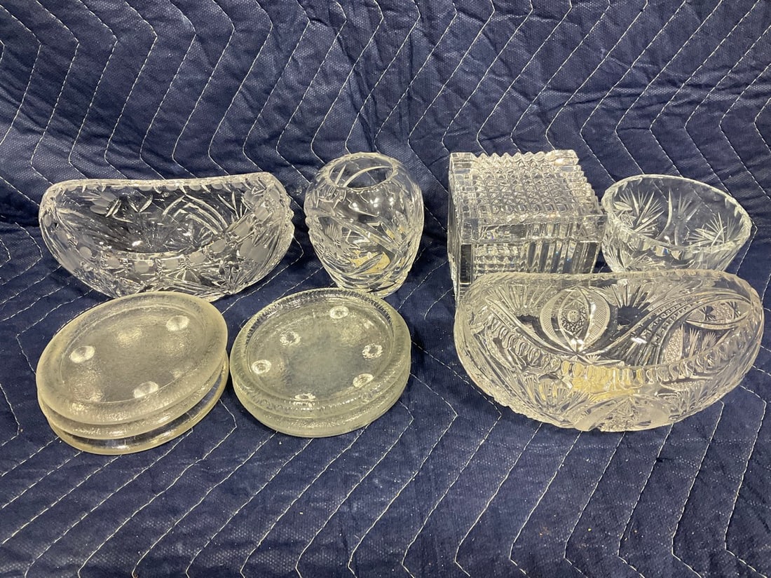 Crystal cut bowls, vase, and more(tallest 4in.): Crystal cut bowls, vase, and more(tallest 4in.)
