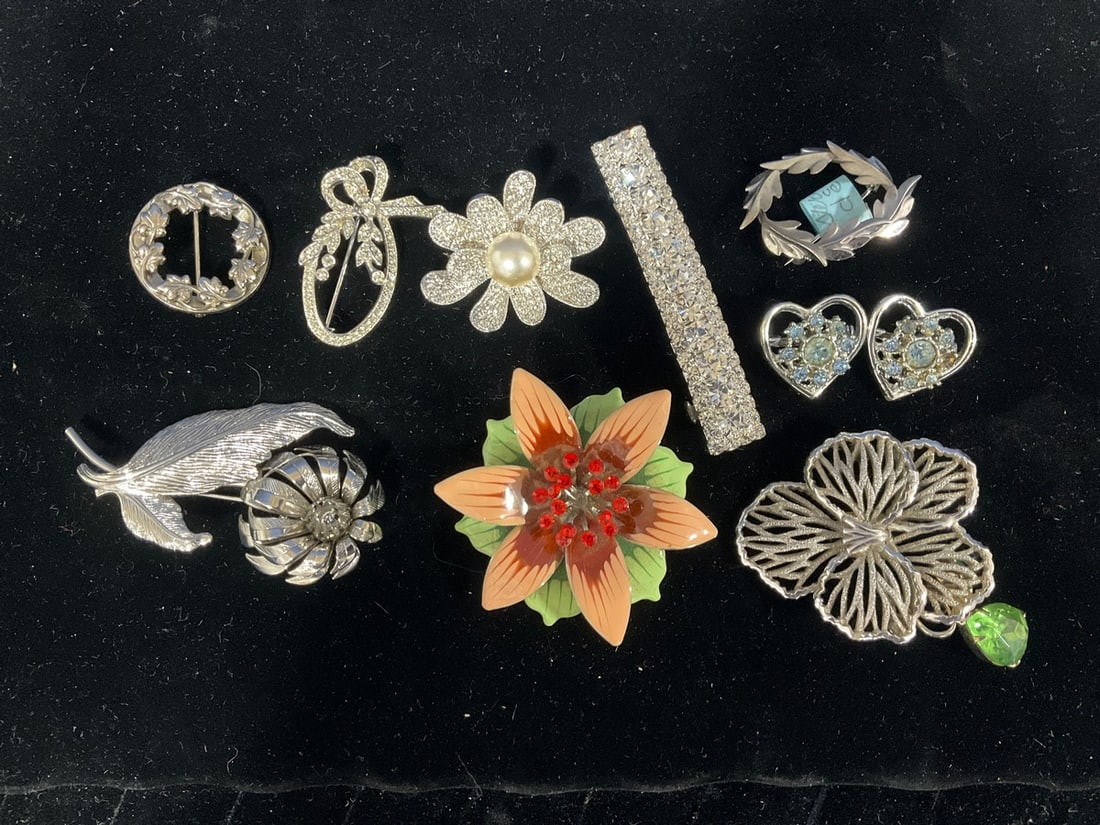 Vintage costume jewelry, pins,and broaches: Vintage costume jewelry, pins,and broaches