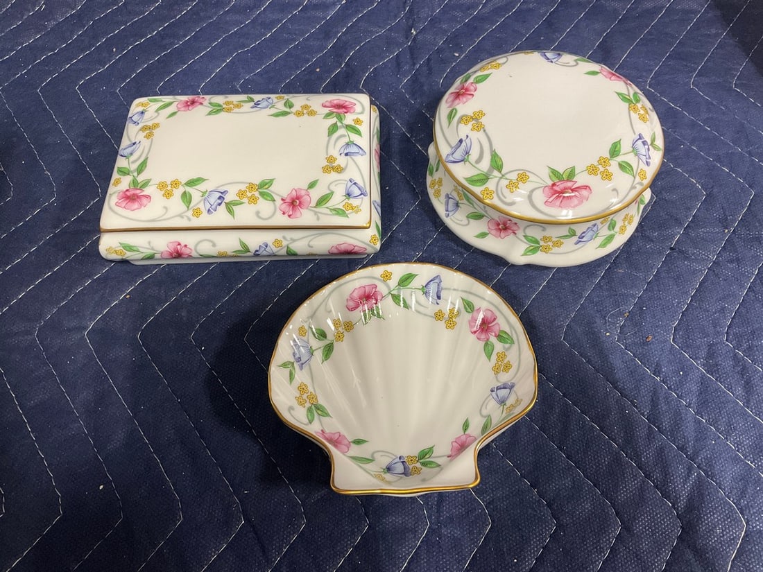 Limoges trinket boxes(rectangle one-5.5in.x4in.) and small trinket dish: Limoges trinket boxes(rectangle one-5.5in.x4in.) and small trinket dish