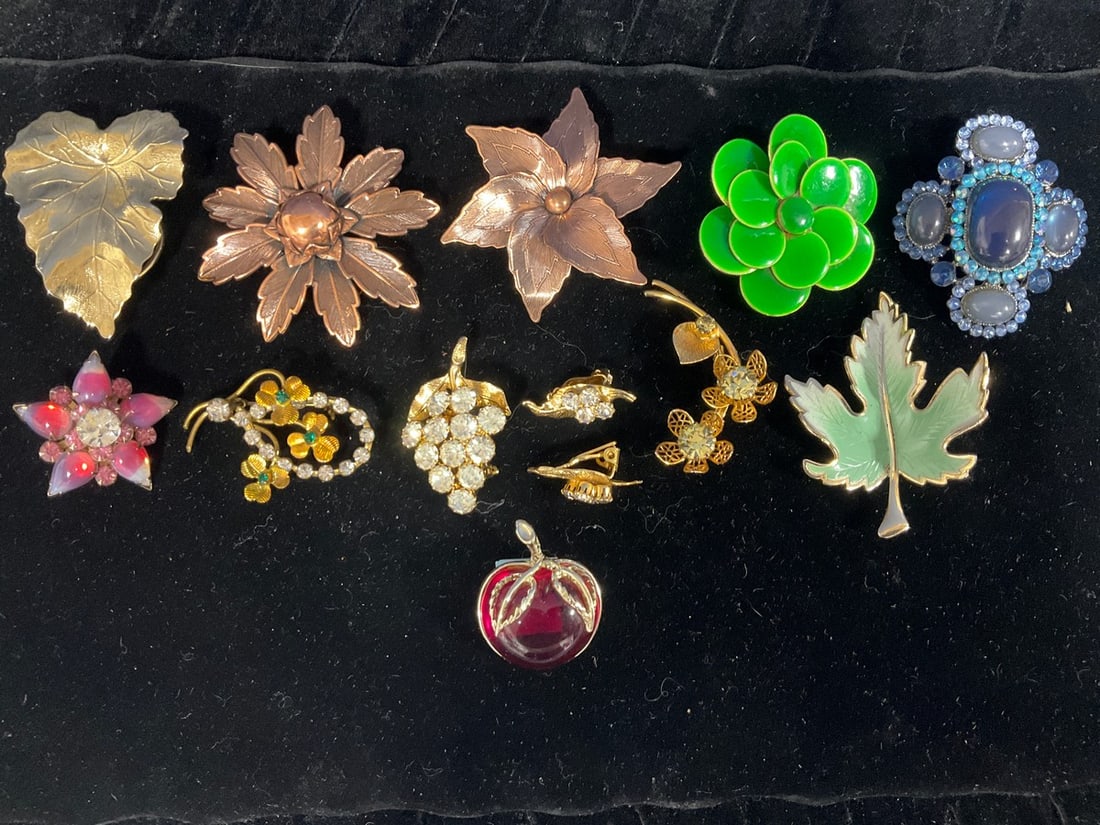 Vintage costume pins and broaches: Vintage costume pins and broaches