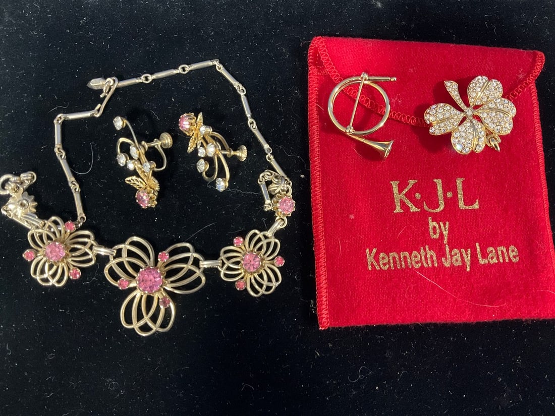 Costume jewelry: Costume jewelry