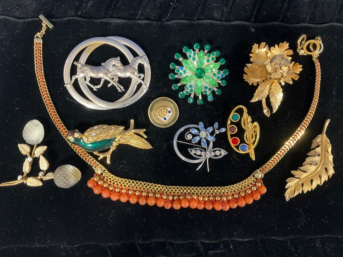 Vintage costume jewelry: Vintage costume jewelry