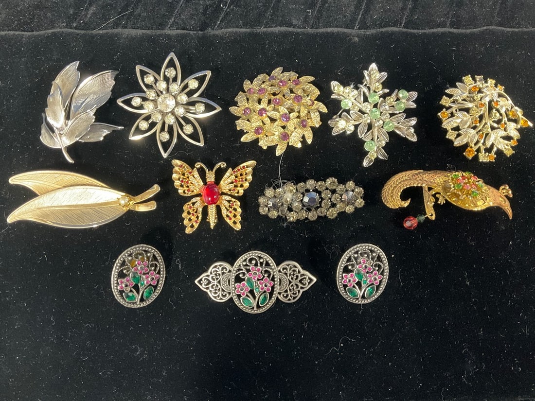 Vintage pins and broaches: Vintage pins and broaches
