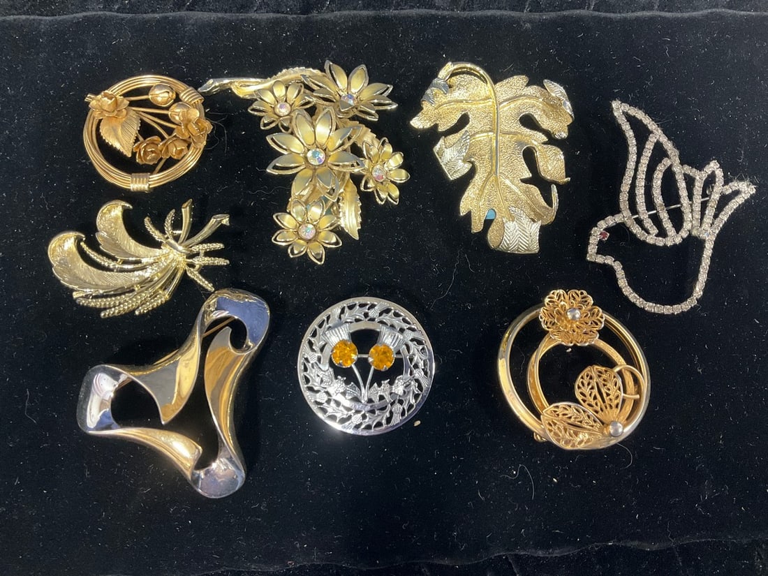 Vintage broaches and pins(some signed): Vintage broaches and pins(some signed)