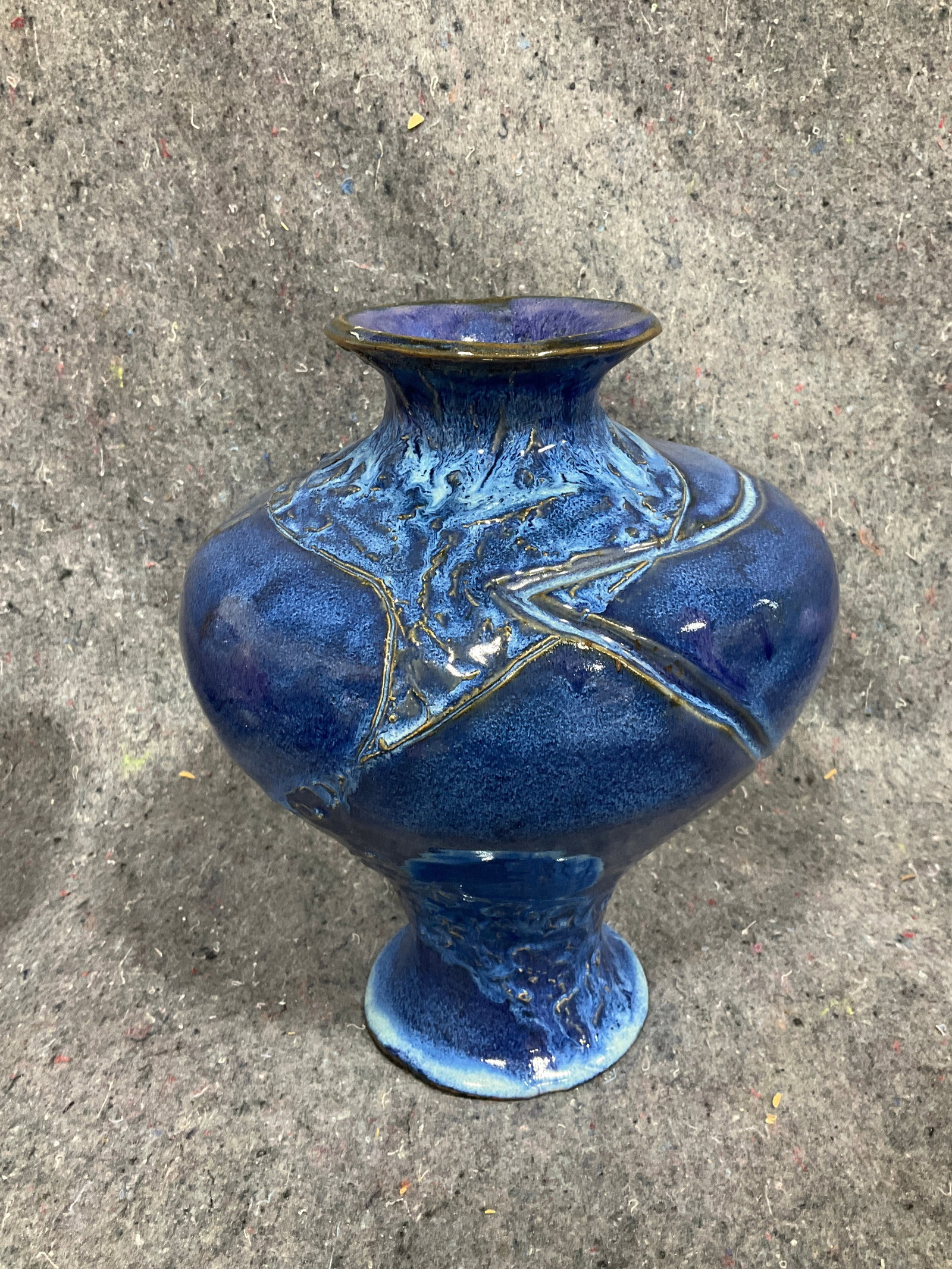 Peter Wallace australian studio pottery vase with blue crystaline glaze(10in tall): Peter Wallace australian studio pottery vase with blue crystaline glaze(10in tall)
