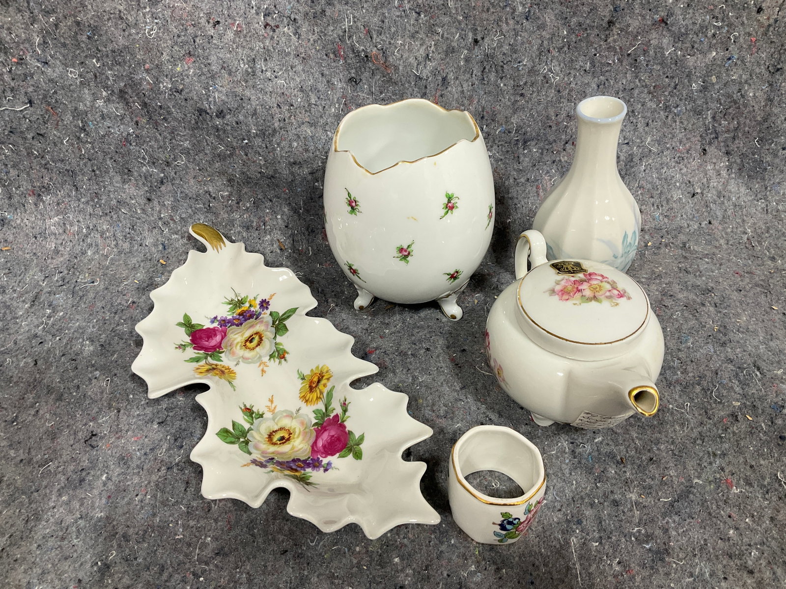 Porcelain plate, vases, and more(tallest 5in): Porcelain plate, vases, and more(tallest 5in)