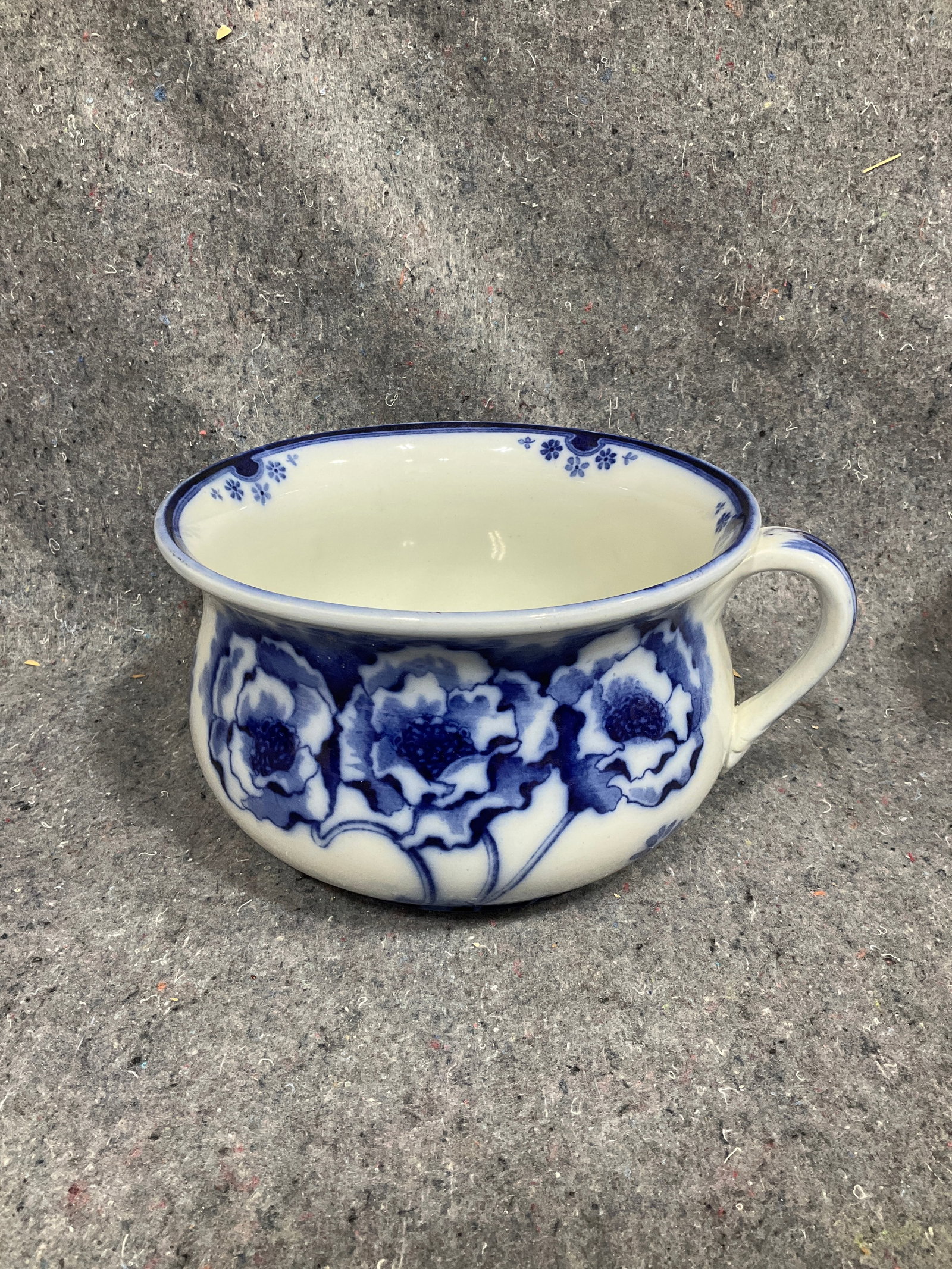 Royal Doulton Norbury Flow Blue chamber pot(9inacrossx5.5in.tall): Royal Doulton Norbury Flow Blue chamber pot(9inacrossx5.5in.tall)