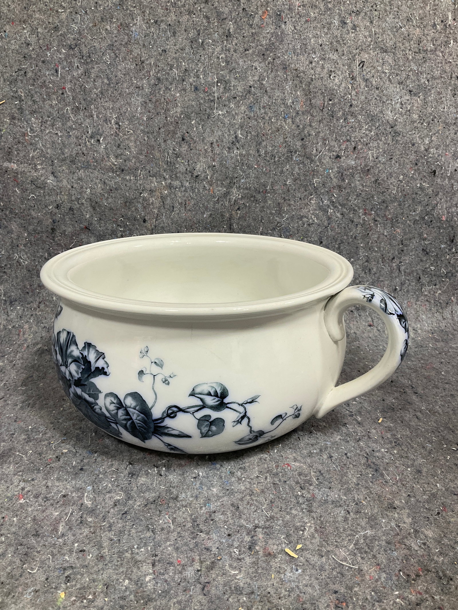 Floral ceramic chamber pot(9.5in.across, 5in.tall): Floral ceramic chamber pot(9.5in.across, 5in.tall)
