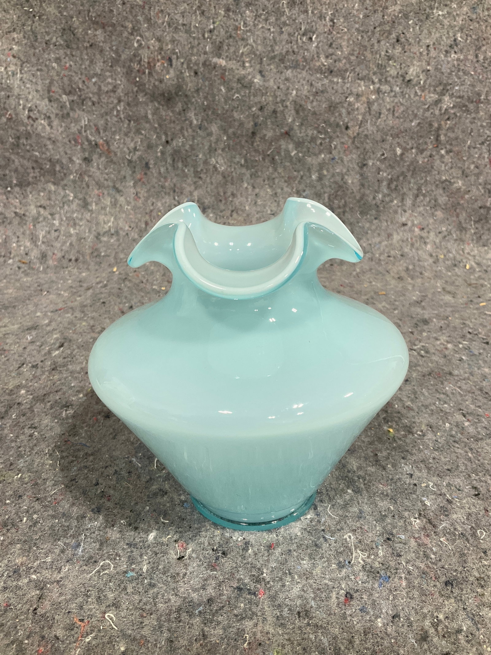 Fenton glass vase(5.5in tall): Fenton glass vase(5.5in tall)